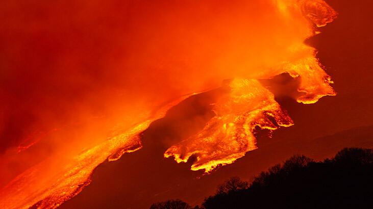 Etna Yanardağı bir kez daha faaliyete geçti