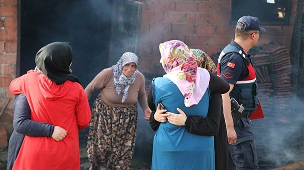 Ev, ahır ve samanlıklarının yanışını gözyaşlarıyla izlediler