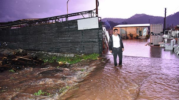 Ev ve iş yerlerini su bastı