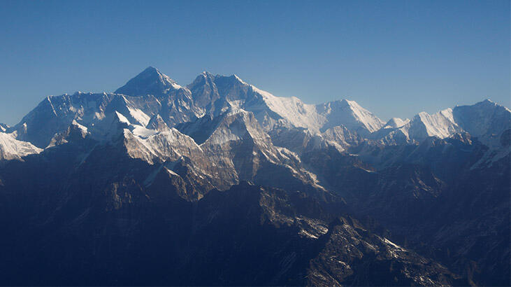 Everest'e tırmanan 2 dağcı öldü