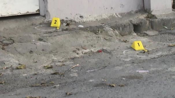 Evinin önünde kurşun yağmuruna tutuldu