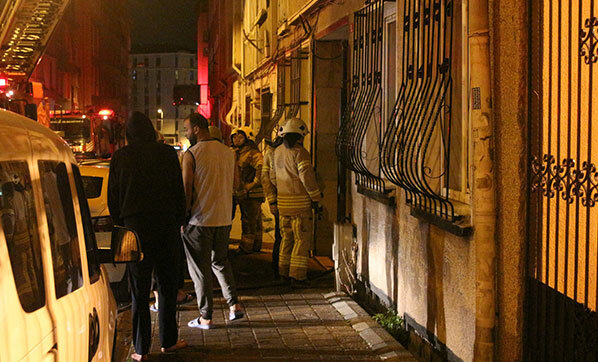 Fatih'te 4 katlı binada yangın paniği