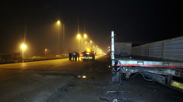 Feci kaza! Duran TIR'a çarptı...