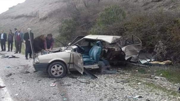 Feci kaza! Otomobil ikiye bölündü