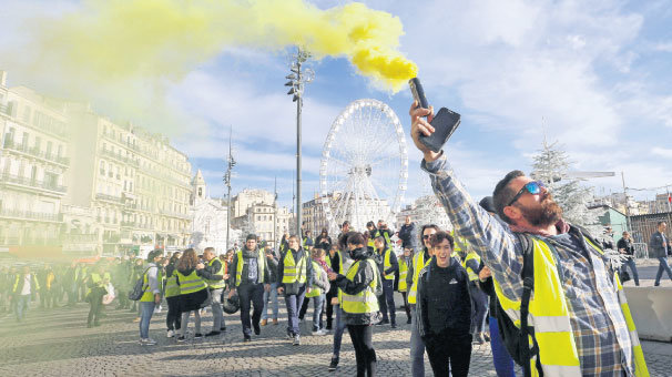 Fransa ‘sarı yelekleri’ çıkarttırmanın yolunu arıyor