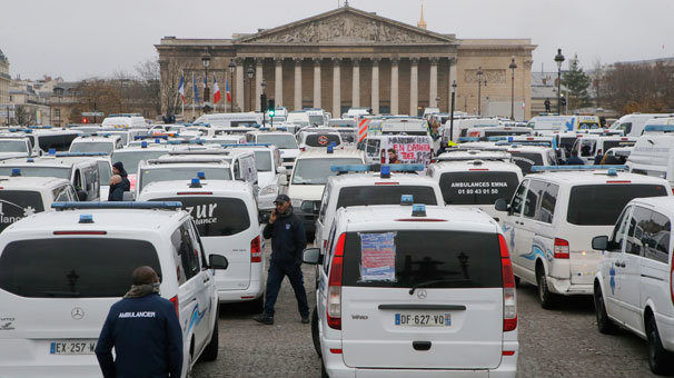 Fransa'da ambulans şoförleri de eyleme başladı