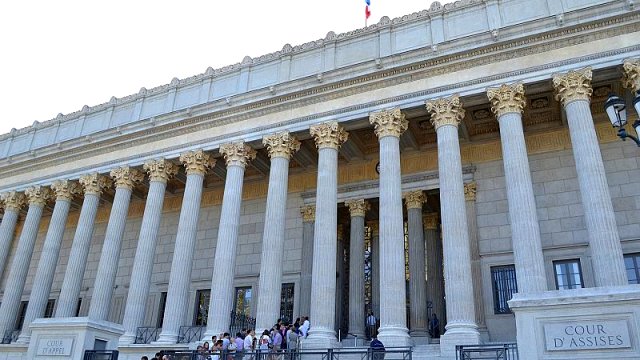 Fransız yargısı Cumhurbaşkanı Macron'un portresini indiren çevrecilerin eylemini meşru gördü