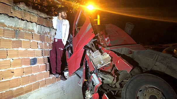 Freni boşalan tuğla yüklü kamyon evin duvarına girdi