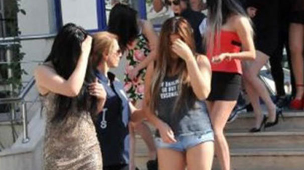 Fuhuş operasyonundan kaçarken düştüler