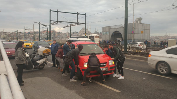 Galata Köprüsü’nde bozulan otomobili elleriyle çektiler