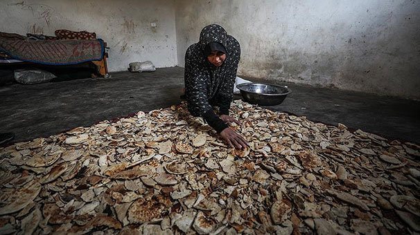 Gazzeli kadın ekmek kırıntılarını satarak ailesine bakıyor