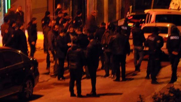 Gece kulübünde silahlı kavga! Yaralılar var...