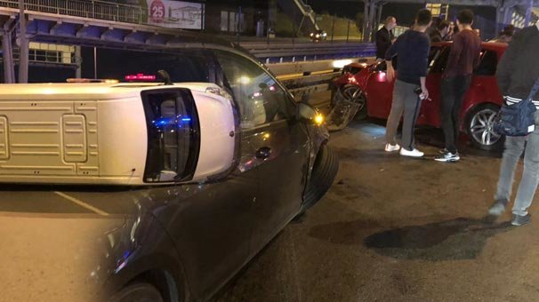 Gece yarısı feci kaza! Spor araba arkadan çarptı