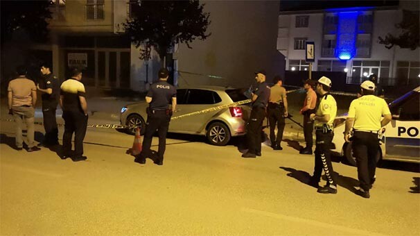 Gece yarısı korku dolu anlar! Evinin önünde silahlı saldırıya uğradı