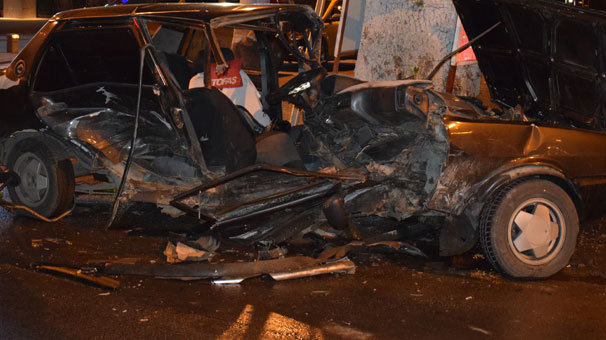 Gece yarısı korkunç kaza! Otomobil ikiye bölündü