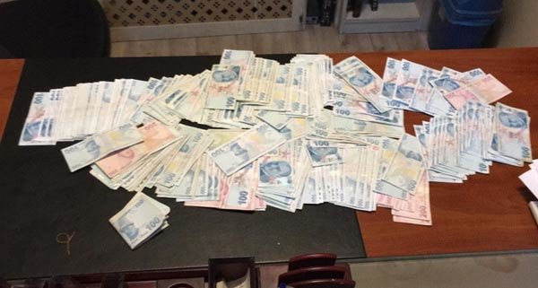 Gecekonduya baskın! 'Kılıç' oynarken yakalandılar