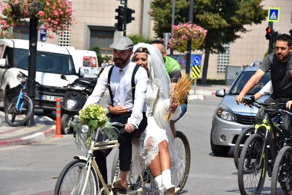 Gelin ve damat, bisikletli konvoyla mutluluğa pedal çevirdi