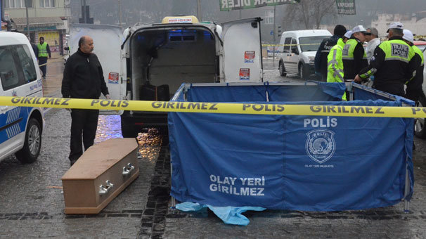 Genç kız minibüsün altında kalarak hayatını kaybetti