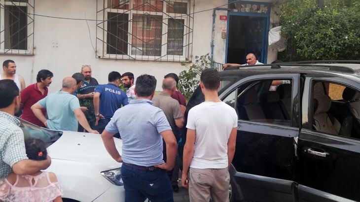 Geri gelen araçtan saniyelerle kurtuldular!