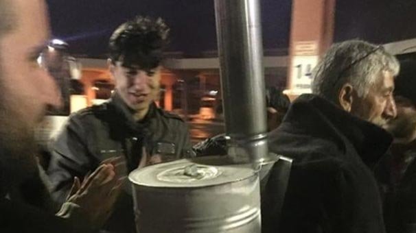 Gören şoke oldu! Sırtında taşıyor...