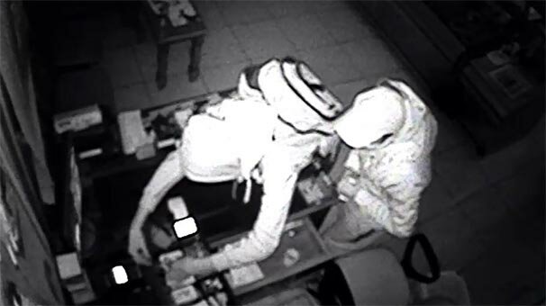 Gözlüğünü bile çalmışlar! O anlar anbean kaydedildi