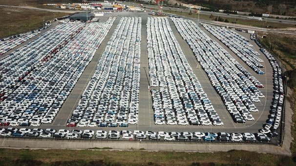 Gümrüklerde bekleyen binlerce araç havadan fotoğraflandı