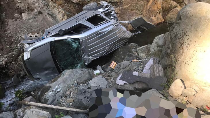 Gümüşhane'de araç dereye uçtu: 1 ölü