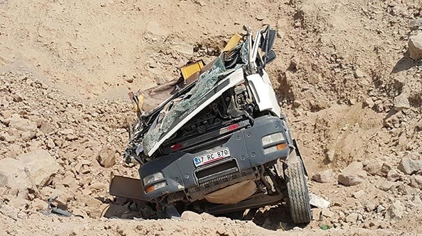 Hafriyat kamyonu devrildi: 1 ölü