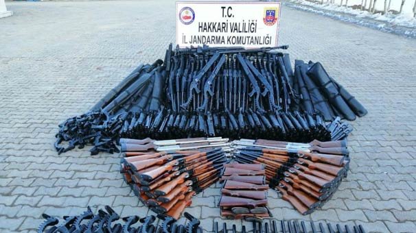 Hakkari'de araziden cephanelik çıktı