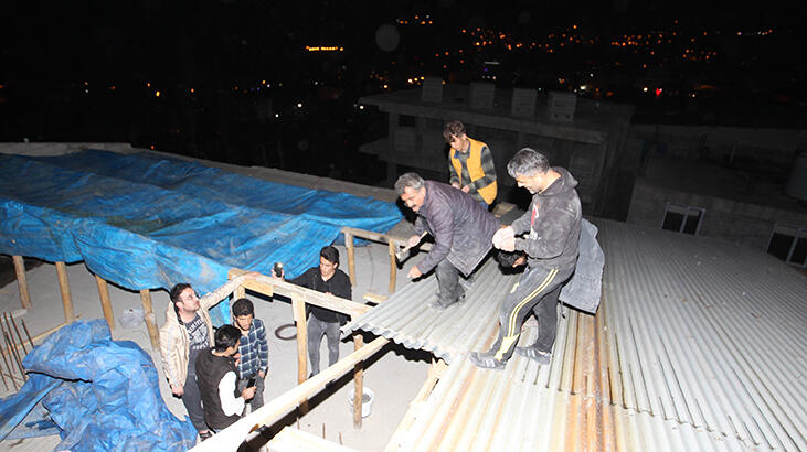 Hakkari'de şiddetli rüzgar! Evlerin çatısı uçtu