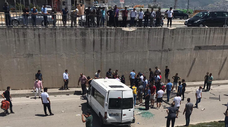 Hatay'da minibüs alt geçide düştü! 3 jandarma yaralı