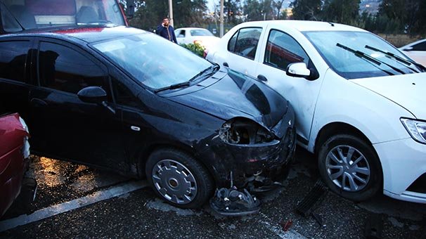 Hatay'da zincirleme trafik kazası: 10 araç birbirine girdi