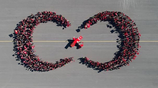 Havacılık merkezinde 'Cumhuriyet' fotoğrafı