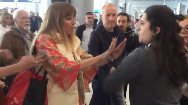 Havalimanında hakarete uğramıştı! O görevli...