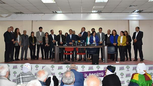 HDP'nin kutlama programında skandal terör propagandası görüntüsü