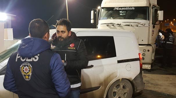 Hepsi TIR'ın dorsesinden çıktı! Tam 220 kilo