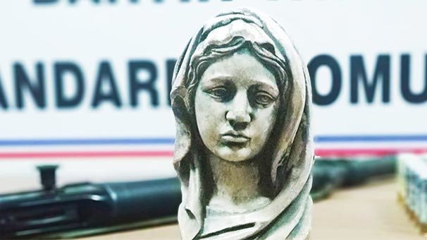 Heykeli satmak isterken yakalandı