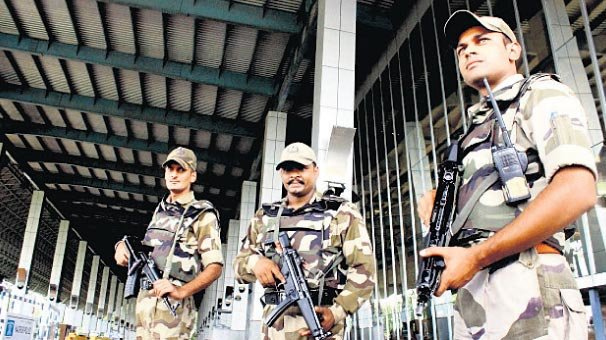 Hint polisine ‘az gülümse’ talimatı