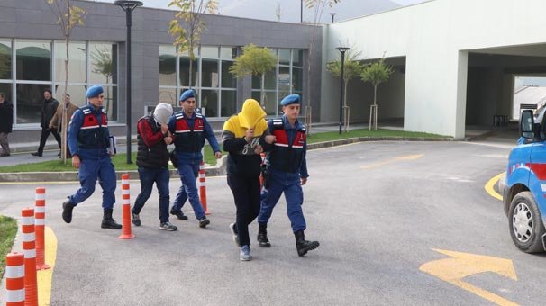 Hırsızlar çaldıkları rögar kapaklarını satmak isterken yakalandı