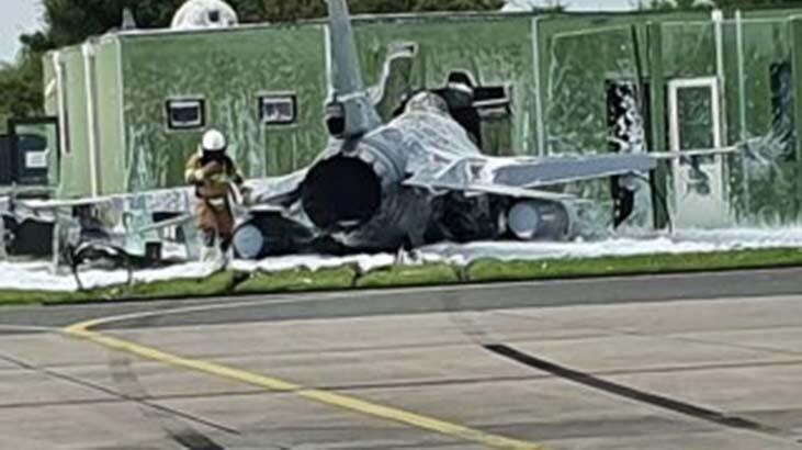 Hollanda'da F-16 uçağı binaya çarptı! Yaralılar var...