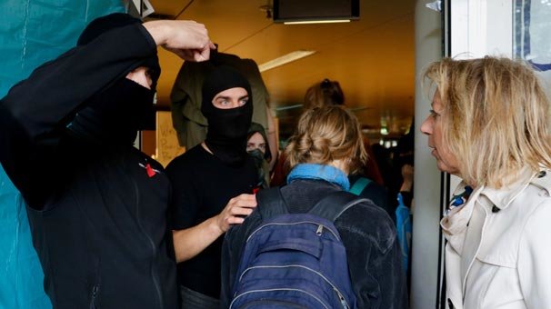 Hollanda'da öğrenciler bir üniversiteyi işgal etti