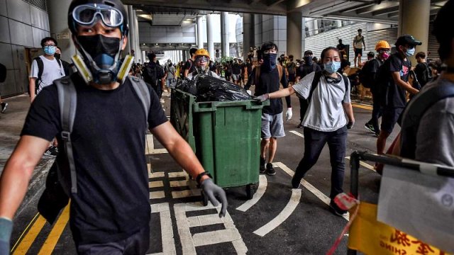 Hong Kong'da protesto gösterileri, hava trafiğini aksatmak amacıyla bu kez havalimanına taşındı