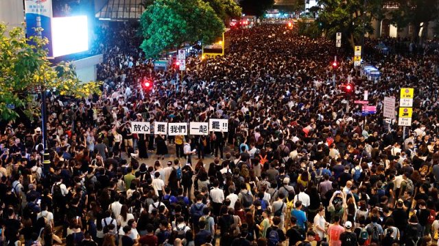 Hong Kong'da protesto gösterilerine kamu çalışanları da katıldı