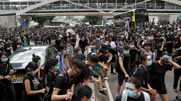 Hong Kong'da tansiyon düşmüyor