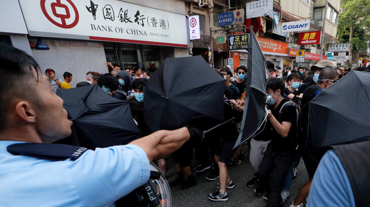 Hong Konglular bu kez Çinli tüccarlar protesto için sokağa indi