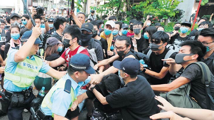 Hong Konglular protestodan vazgeçmiyor