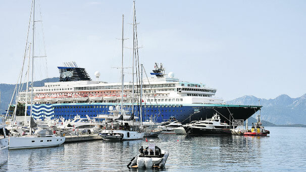 ‘Horizon’ Marmaris Limanı’na demirledi