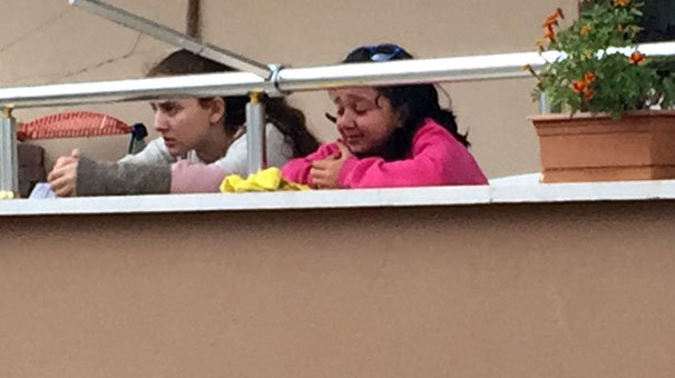 Hüngür hüngür ağlayarak izledi! 7 yaşındaki çocuk...