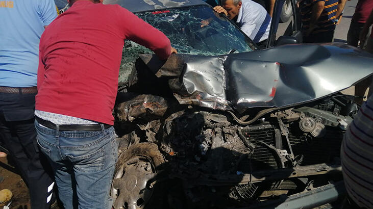 Hurdaya dönen otomobilde sıkışan 2 kişiyi itfaiye kurtardı