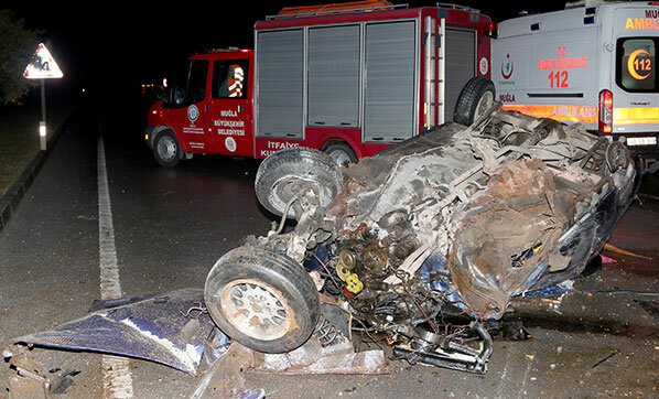 Hurdaya dönen otomobilden sağ çıktılar